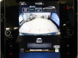 後方映像を11.6インチディスプレイに表示し、ステアリング連動ガイドラインが駐車をサポート。さらに後退時はリヤ4センサーが障害物を検知し、必要に応じてブレーキが作動します。