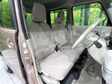 運転席まわりには十分なスペースがあり、大柄な方でもゆったり運転していただける環境です。