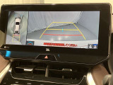 車庫入れなど後進運転時に死角をモニターで確認ができて安全です♪ ステアリング操作の参考になるガイド線も表示しますので車庫入れがニガテな方も安心ですネ!