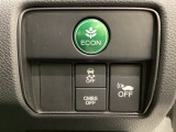 VSA装備車です。VSAはドライバーの操作と車の動きを見守っています。もし車の挙動が乱れたとき、4輪別々にブレーキをかけたり、エンジンパワーをしぼることによって車を安定させます。