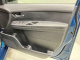 【運転席ドア】ボトルホルダーや収納ポケットが付いているので運転席周りもスッキリ保てます★