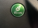 ECON モードをON にするとアクセルペダルの動きに対するエンジンの反応とエアコンの制御を切り換えることで、燃費のいい運転をするドライバーがペダルを踏んだ時と同じようにエンジンを制御します。