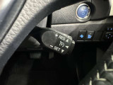 クルーズコントロール機能が付いています。 速度を設定するとアクセルを踏まなくても一定の速度で走ることができます。  高速道路ではとても便利な装置なんです。