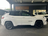 【ホイールアーチ】台形ホイールアーチはJeep伝統のデザインです。採用している理由は諸説ありますが、オフロードを走行する際にタイヤとボディが干渉しあわないよう配慮した作りにするためとなります。
