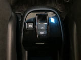 セレクトレバーの下に電子制御パーキングブレーキがあります。スイッチひとつで、停車した地点の傾斜などをシステムが検知・判断してブレーキ力を自動的に最適制御し、しっかり停車できるパーキングシステムです。