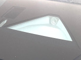 【スマートブレーキサポート】走行中に前方の車両等を認識し、衝突しそうな時は警報とブレーキで衝突回避と被害軽減をアシスト。より安全にドライブをお楽しみいただけます。