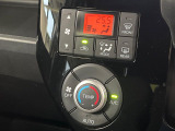 【オートエアコン】一度お好みの温度に設定すれば、車内の温度を検知し風量や温度を自動で調整。暑い&hellip;寒い&hellip;と何度もスイッチ操作をする必要はありません。快適な車内空間には必須の機能ですね♪
