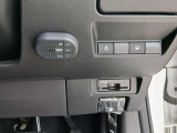 【ETC】有料道路を利用する際に料金所で停止することなく通過できる、ETC車載器(ノンストップ自動料金収受システム機器)が装備されています。セットアップを行うことで利用可能になります。
