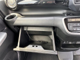【グローブボックス】大容量のグローブボックスです!!車検証ケース他、日頃使う小物類の収納スペースもたくさんあります!