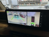 空から見たような映像で駐車ができるアラウンドビューモニター。ひと目でわかるセンサーに前後の衝突被害軽減ブレーキ付き。