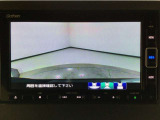 【バックカメラ】運転が苦手な方も車庫入れラクラクです!ギアをリバースに入れれば自動的に切り換わりますので、面倒な操作は不要です♪狭い駐車場もお車を傷つけず安心ですね!