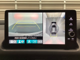 マルチビューカメラシステム搭載車です。お車の周囲を全方位でカバーします。後方・前方・両脇と、コンディションが悪い視界でもカラーモニターに映し出した映像がドライバーをサポートします。