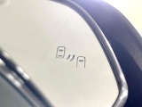 【ブラインドスポットモニター】走行中、ドアミラーの死角になりやすい箇所に後続車が接近するとサイドミラーのレンズに警告を表示!ドライバーに注意喚起をしてくれます。