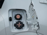 充電ポートリッドを開けると上側が普通充電ポート、下側が急速充電ポートになります。