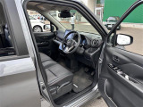【運転席】座り心地が良いシートなので長時間の運転でも快適にお過ごしいただけます。新品のフロアマットのご注文も可能です。掲載箇所以外にご希望の写真がございましたらお気軽にお問い合わせ下さい。