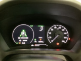 ハイブリット車専用のメーターです。右側の大型スピードメーターに加え、ステアリングスイッチを使って左のマルチインフォメーション・ディスプレイで燃費や動力伝達などの情報が見れるようになっています。