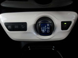 軽い手の動きで操作がラクに出来る電子式シフトレバー、パーキングのポジションはスイッチ操作です。