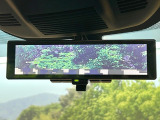 【インテリジェントルームミラー】後席の大きな荷物や同乗者で後方が確認しづらい時でも安心!カメラが撮影した車両後方の映像をルームミラー内に表示。クリアな視界で状況の確認が可能です!