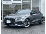 Audiのリヤディフューザーは、車両の後方での空気の流れを整え、乱流を減少させることで、走行安定性を向上させます。またスポーティで洗練された外観を提供し、全体のスタイルに一体感を持たせます。