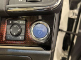 【スマートキー】カバンやポケットに入れたままでもドアの施錠・解錠が可能なスマートキーを装備。エンジンのオン・オフ時もカギを取り出す必要が無いからとっても便利です♪