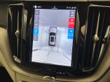 【360&deg;ビューカメラ】4台の高解像度カメラで360度の鳥瞰図を表示。隣の車や壁、死角にある障害物などを画面で確認できるため、狭いスペースでの駐車・出入りも安心です。
