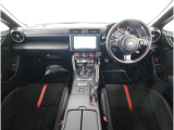 視界が広く運転に集中しやすいドライバーズコックピット。シンプルで操作性に優れたインパネレイアウトと、SUBARUが磨き上げた視界設計が、スポーツドライブをより安心で快適なものにします。