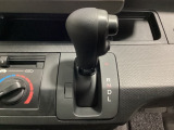 CVT車のセレクトレバーです。低速から高速まで、変速ショックのないスムーズな走りを実現するとともに、エンジン効率のよい領域を維持することで燃費にも貢献します。