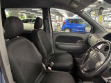 運転席の画像です。足元やシートまわりに余裕があり、リラックスした姿勢で運転が可能です。視界も良好で操作系へのアクセスもしやすく、快適で安心感のあるドライブをサポートします。