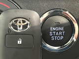 【スマートキー】カバンやポケットに入れたままでもドアの施錠・解錠が可能なスマートキーを装備。エンジンのオン・オフ時もカギを取り出す必要が無いからとっても便利です♪