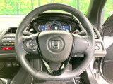 インテリアに合わせたデザインのステアリングは、運転される方のことも考え、運転しやすい形状、大きさです。是非一度、実際に触ってお確かめください。
