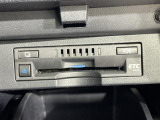 【ETC】有料道路を利用する際に料金所で停止することなく通過できる、ETC車載器(ノンストップ自動料金収受システム機器)が装備されています。セットアップを行うことで利用可能になります。