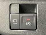【電動パーキングブレーキ】パーキングブレーキは便利な電動式!ボタン一つで操作でき、アクセルを踏めば自動で解除されます♪レバーやペダルが無いので運転席廻りもすっきりしますね♪