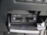 路上に設置されたインフラ設備との双方向通信を行うETC2.0ユニットを搭載!高速道路の進行先の渋滞情報や、停止車両などを画面表示や音声で提供します。