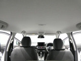 【圧迫感のない天井回り】頭上空間が確保されており、長時間の運転やお買い物帰りの休憩中も圧迫感なくリラックスして過ごせるゆとりのある室内空間です。