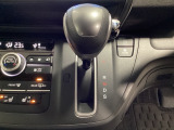 CVT車のセレクトレバーです。低速から高速まで、変速ショックのないスムーズな走りを実現するとともに、エンジン効率のよい領域を維持することで燃費にも貢献します。