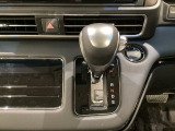 車内は光触媒抗菌消臭施工済です。インパネ周りはスタイリッシュなデザインです。グローブボックスやカップホルダーのほかにトレーなどたくさんの収納スペースが付いています。