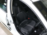 程よい硬さとホールド性が高いシートで長時間運転も快適です。