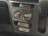 【エアコン】空気の入れ替え、快適な車内環境づくりの必須装備。エアコンちゃんとついてます。ダイヤル式で直感的な操作ができますね!