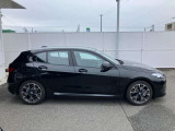 【BMWの伝統-3】BMWのお車は、&ldquo;駆け抜ける歓び&rdquo;を体現しております。走行の安定性とコーナリングの良さを追求し、思い通りにハンドルの操作可能です。