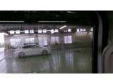 ロールサンシェードが装備されております。日差しを和らげるだけでなく、プライバシー保護にも役立ちます。