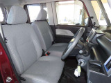 内装工程では、中古車を気持ちよくお乗りいただけるよう清掃しています。ニオイの元となるフロアカーペットまで洗浄・消臭済み?