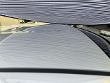 ルーフに、1cm〜5cmほどのへこみが複数ある車両となっております。