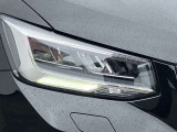 視界を鮮明に照らすだけでなく、対向車への配慮と最適な視界を両立し、ダイナミックインジケーターの流れるような輝きが、夜の街並みに先進性と知性を描き出します。