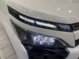 【LEDヘッドライト】悪天候や夜間走行時も良好な視界を確保し安心して運転できる高輝度LEDヘッドライトを装備!点灯速度が早く、消費電力も抑えられています。