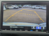 駐車時の安全確認をサポートするバックカメラも使用できます。インターナビで様々な情報を得ることもできます。