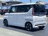 車線逸脱警報、車両が車線をはみ出す可能性がある場合に警報音と警告表示でドライバーに知らせてくれます。