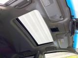 【サンルーフ】開放感たっぷりの希少装備、サンルーフが装着されています!車内に明かりを取り入れたり景色を楽しむ以外にも、車内の空気も簡単に換気できて快適です!