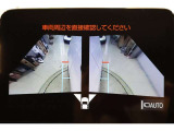 さらに、左右側面カメラも装備しています。駐車枠や隣のクルマなど周囲との位置関係がよくわかり、駐車しやすいですよ。運転席からは目視できない助手席側の側面も見えますので、路肩に幅寄せする際なども安心です。