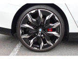 【BMWアロイホイール】軽量かつ強度に拘ったアロイホイール。走行性能ポテンシャルを引き出す設計。タイヤのサイドウォールが強化されたランフラットタイヤは、パンク時にタイヤがつぶれてもリムから外れません。