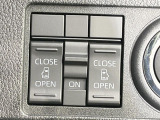 【両側パワースライドドア】スマートキーや運転席のスイッチで後席両側スライドドアの開閉が可能♪電動だから力を入れてドアを開ける必要が無く、小さなお子様でも簡単に開け閉めでき快適です♪